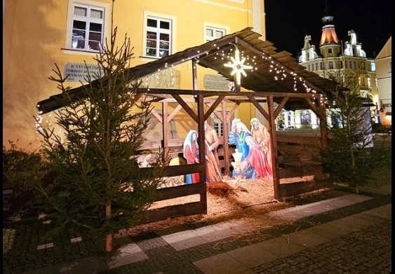 Podwójny skandal w Bolesławcu. „Egzekucja” Dzieciątka Jezus i decyzja prokuratury, która oburza