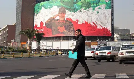 Irańczyk na tle plakatu propagandowego. W tym kraju wybuchła kolejna fala protestów, a ich uczestnicy proszą prezydenta USA Donalda Trumpa o interwencję