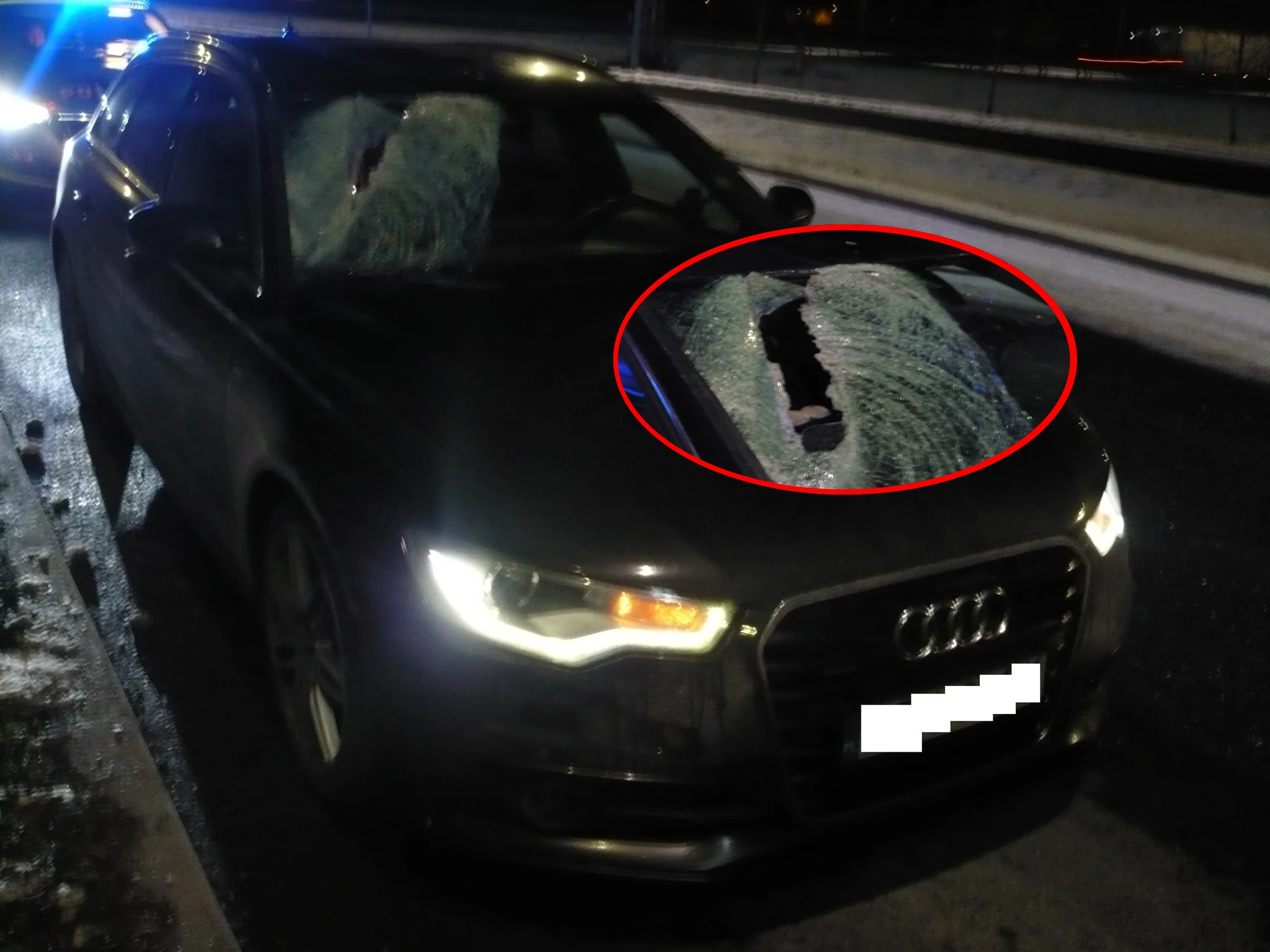 Lód z ciężarówki spadł na samochód pod Gnieznem. Pasażerka w ciężkim stanie