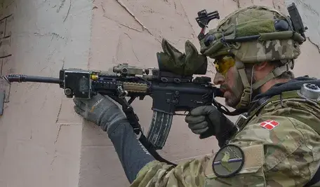 Duński żołnierz podczas ćwiczeń. Zgodnie z zasadami w razie amerykańskiego ataku mają bronić się bez rozkazu