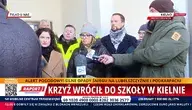 Reportaż "Krzyż wrócił do szkoły w Kielnie" - dziennikarze i aktywiści na żywo przed budynkiem szkoły w Kielnie; zbiórkę prowadzi mężczyzna w khaki kurtce, reporterka TVN24 trzyma mikrofon.
