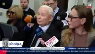 Jarosław Kaczyński na sejmowym korytarzu opowiada o Kierwińskim. Wokół niego ściskają się dziennikarze 