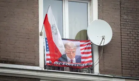 Administracja Donalda Trumpa zdecydowanie zmienia podejście do międzynarodowych instytucji. Prezydent USA podpisał memorandum o wycofaniu Stanów Zjednoczonych z 66 organizacji, agencji i komisji międzynarodowych, uznanych za zbyteczne, źle zarządzane i kosztowne. Według Białego Domu część z nich nie tylko nie realizuje realnych celów, ale wręcz zagraża suwerenności i interesom USA.