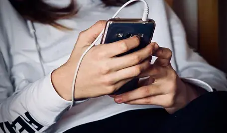 Twój 12-latek prosi o smartfona? Zobacz, jak bezpiecznie wyznaczyć granice i ustrzec go przed kompleksami