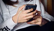 Twój 12-latek prosi o smartfona? Zobacz, jak bezpiecznie wyznaczyć granice i ustrzec go przed kompleksami