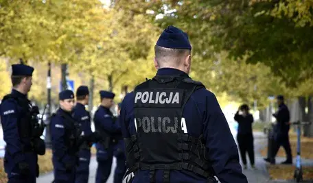 Dwaj szczecińscy policjanci zostali zawieszeni i usłyszeli zarzuty w związku z domniemanym samosądem na sprawcy gwałtu na dziecku, a poseł PiS Dariusz Matecki interweniuje w ich sprawie.