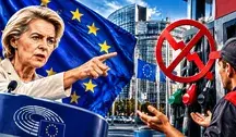 Fotomontaż przedstawiający Ursulę von der Leyen przy podium z symbolem Unii Europejskiej, flagę UE oraz stację benzynową z dystrybutorami paliwa i kierowcę