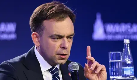 Oddawanie kompetencji Brukseli i polowanie na Glapińskiego. Dwa fronty walki o niezależność gospodarczą Polski