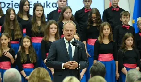 Premier Donald Tusk przemawia podczas Dnia Edukacji Narodowej w KPRM w Warszawie, 14 bm.