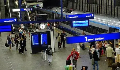 Peron na dworcu w Warszawie