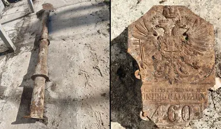 Kolaż przedstawiający odnaleziony w ziemi trzymetrowy metalowy słup graniczny oraz zbliżenie na żeliwną tablicę z herbem Cesarstwa Austriackiego i numerem 460