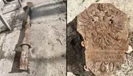 Kolaż przedstawiający odnaleziony w ziemi trzymetrowy metalowy słup graniczny oraz zbliżenie na żeliwną tablicę z herbem Cesarstwa Austriackiego i numerem 460