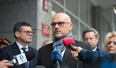 Maciej Berek (L) po złożeniu ślubowania w Sejmie, 14 bm. Maciej Berek we wrześniu br. został wybrany przez Sejm na sędziego TK. Ślubowanie sędziego Trybunału Konstytucyjnego złożył w Sejmie, ponieważ prezydent Karol Nawrocki do tej pory nie odebrał od niego przysięgi. (mr) PAP/Marcin Obara