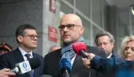 Maciej Berek (L) po złożeniu ślubowania w Sejmie, 14 bm. Maciej Berek we wrześniu br. został wybrany przez Sejm na sędziego TK. Ślubowanie sędziego Trybunału Konstytucyjnego złożył w Sejmie, ponieważ prezydent Karol Nawrocki do tej pory nie odebrał od niego przysięgi. (mr) PAP/Marcin Obara