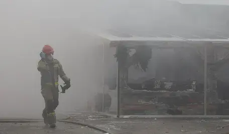 Pożar hali ze zniczami pod Otwockiem