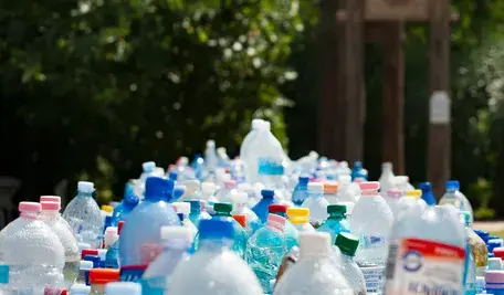 Puste butelki plastikowe