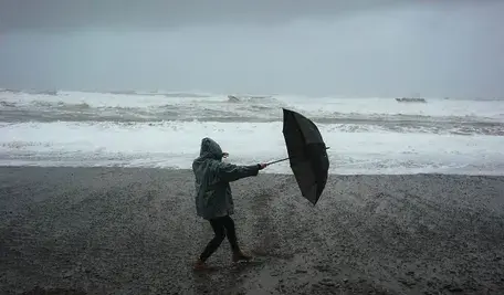 Człowiek z parasolem na plaży