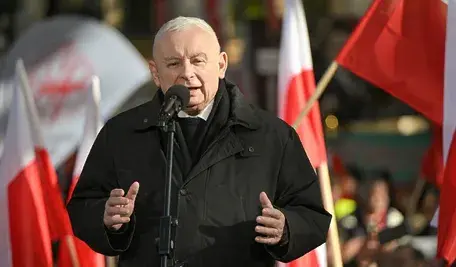 Prezes PiS Jarosław Kaczyński (C) na zorganizowanej przez Prawo i Sprawiedliwość manifestacji przed Trybunałem Konstytucyjnym, 17 bm. Przed siedzibą TK 14 bm. doszło do starć policji ze zgromadzonymi działaczami m.in. Ruchu Obrony Granic oraz klubów "Gazety Polskiej