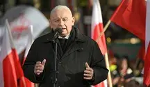 Prezes PiS Jarosław Kaczyński (C) na zorganizowanej przez Prawo i Sprawiedliwość manifestacji przed Trybunałem Konstytucyjnym, 17 bm. Przed siedzibą TK 14 bm. doszło do starć policji ze zgromadzonymi działaczami m.in. Ruchu Obrony Granic oraz klubów "Gazety Polskiej