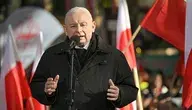Prezes PiS Jarosław Kaczyński (C) na zorganizowanej przez Prawo i Sprawiedliwość manifestacji przed Trybunałem Konstytucyjnym, 17 bm. Przed siedzibą TK 14 bm. doszło do starć policji ze zgromadzonymi działaczami m.in. Ruchu Obrony Granic oraz klubów "Gazety Polskiej