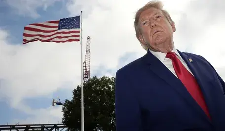 Donald Trump na tle flagi USA