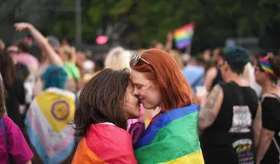 Dwie homoseksualne kobiety na ulicach Berlina 