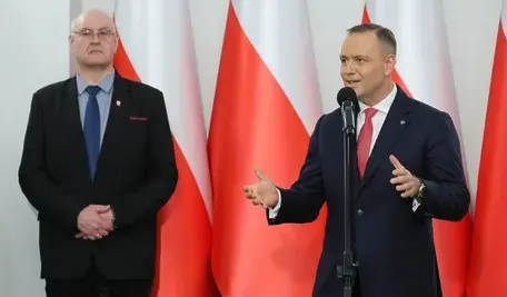 Prezydent RP Karol Nawrocki (P) i prezes Trybunału Konstytucyjnego Bogdan Święczkowski (L) podczas wręczenia nominacji sędziowskich i asesorskich w Pałacu Prezydenckim w Warszawie, 19 bm. (aldg) PAP/Paweł Supernak
