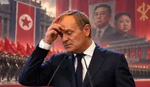 Donald Tusk przy mównicy na tle czerwonych flag, wojskowej defilady i portretów przywódców Korei Północnej – satyryczna ilustracja do artykułu o mediach publicznych.