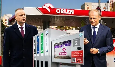 Donald tusk i Karol Nawrocki na tle stacji Orlen