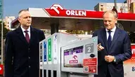 Donald tusk i Karol Nawrocki na tle stacji Orlen