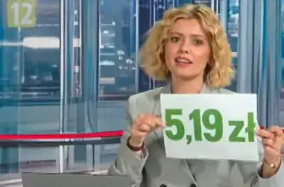 Redaktor Anna Pawelec prezentuje cenę, jaką poseł Łukasz Kmita chciałby zobaczyć jutro na stacji benzynowej