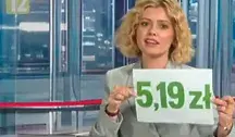 Redaktor Anna Pawelec prezentuje cenę, jaką poseł Łukasz Kmita chciałby zobaczyć jutro na stacji benzynowej