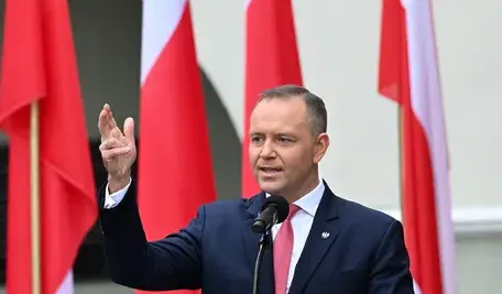 Karol Nawrocki podczas spotkania w Stargardzie skrytykował politykę gospodarczą rządu Donalda Tuska, odniósł się do cen paliw i zarzucił premierowi traktowanie Polaków jak politycznych zakładników.