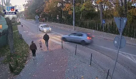Pirat drogowy staranował ogrodzenie i runął w przepaść. O włos od rzezi na chodniku w Biskupcu