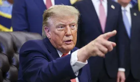 US President Donald Trump responds to questions from the news media following his remarks about efforts to crack down on taxpayer fraud in the Oval Office of the White House in Washington, DC, USA, 20 October 2026. Trump and Vice President Vance announced a whistleblower program encouraging the public to report taxpayer fraud. EPA/JIM LO SCALZO / POOL Dostawca: PAP/EPA.