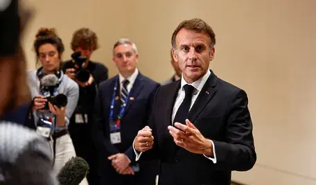 Prezydent Francji Emmanuel Macron ostro skrytykował przywódców, którzy wypowiadali się o sytuacji we Francji. Był wśród nich Donald Tusk