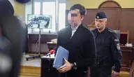 21.10.2026. Oskarżony Sebastian M. (L) na sali Sądu Rejonowego w Piotrkowie Trybunalskim, 21 bm. Sąd skazał na osiem lat więzienia Sebastiana M., sprawcę wypadku na autostradzie A1. Trzy lata temu zginęła w nim trzyosobowa rodzina. To najwyższa kara przewidziana w kodeksie karnym za zarzucany mu czyn. 