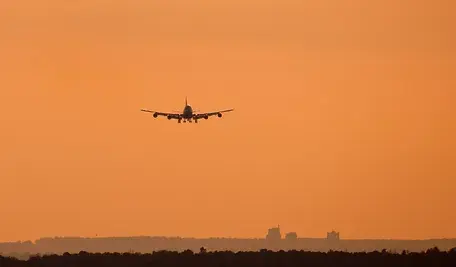 Samolot na tle zachodzącego słońca