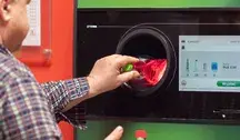 Mężczyzna zwracający plastikowe butelki
