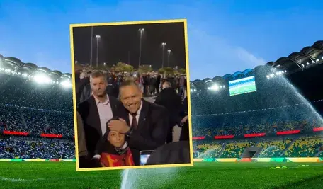 Zdjęcie Karola Nawrockiego z kibicem na tle stadionu