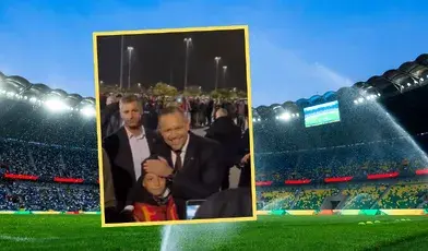 Zdjęcie Karola Nawrockiego z kibicem na tle stadionu