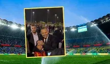 Zdjęcie Karola Nawrockiego z kibicem na tle stadionu