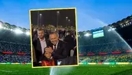 Zdjęcie Karola Nawrockiego z kibicem na tle stadionu