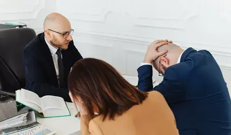 Spotkanie służbowe z udziałem trzech osób