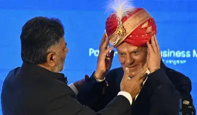 „Maharadża Tusk” w piosence Kabaretu OTTO. Satyrycy bez litości dla premiera!