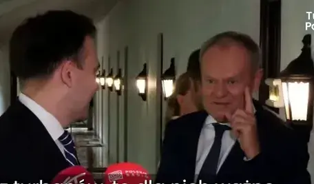 Tusk grozi palcem i straszy internautów