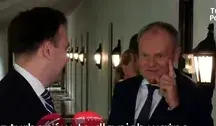 Tusk grozi palcem i straszy internautów 