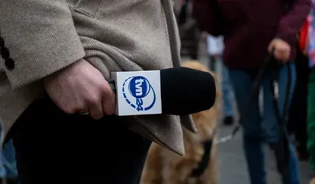 Dziennikarz z kostką TVN