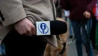 Dziennikarz z kostką TVN