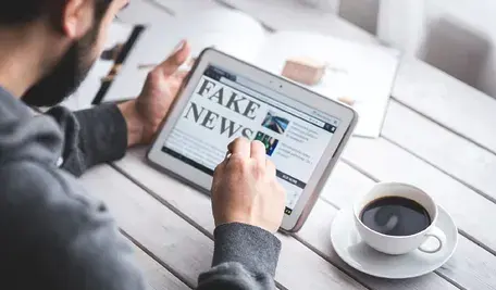 memyselfaneye-fake-news-4881486_1920